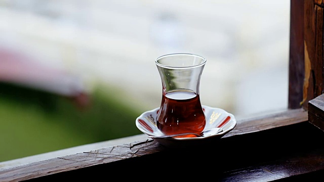 窗户上放着一杯土耳其茶视频素材