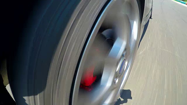 在赛车比赛中，赛车轮子旋转视频素材
