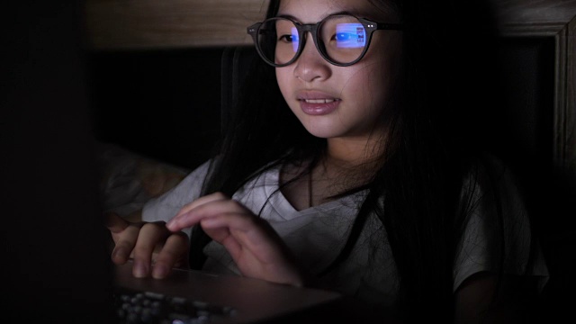 聪明的年轻女孩在她的卧室晚上视频素材