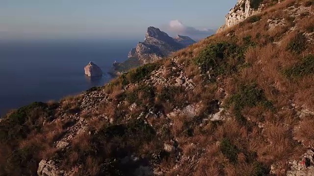 有山脉和岩石的弗门托角海岸视频素材