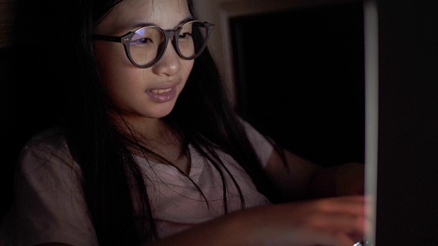 SLO MO聪明的年轻女孩在她的卧室晚上视频素材