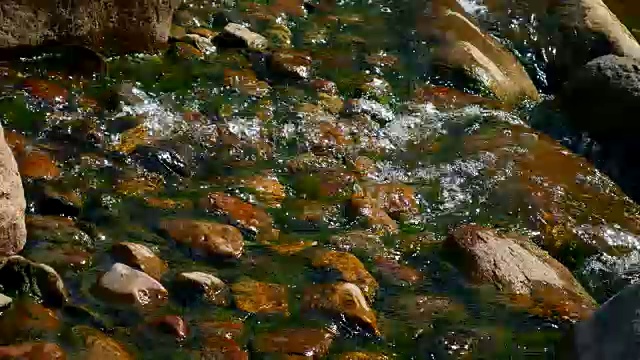 小溪中的石头与平滑的水流。视频素材