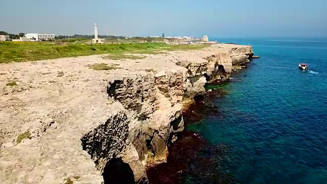 意大利阿普利亚罗卡维奇亚附近的海岸线视频素材