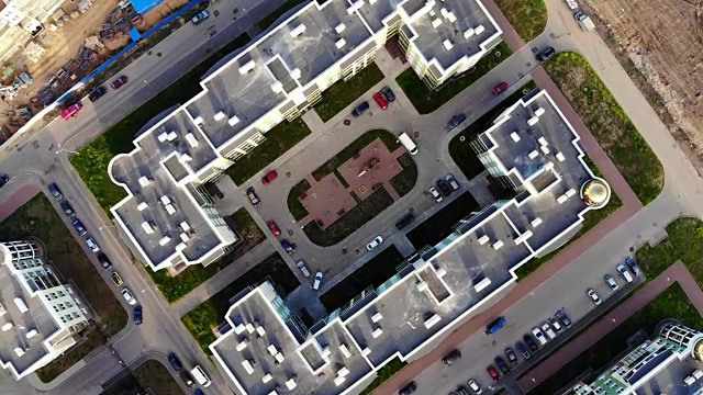 现代公寓大楼屋顶的空中全景图视频下载