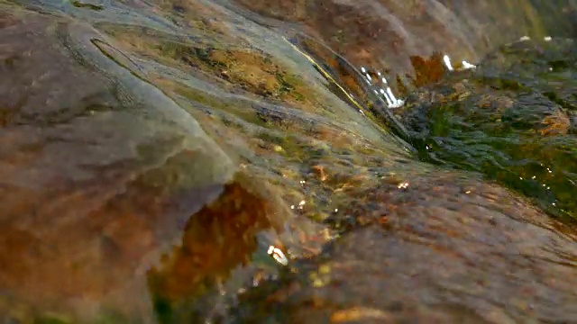 小溪中的石头与平滑的水流。视频素材