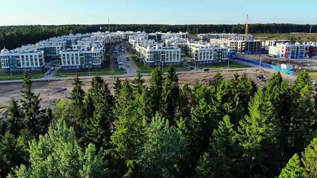 森林，小镇，公寓鸟瞰图视频下载