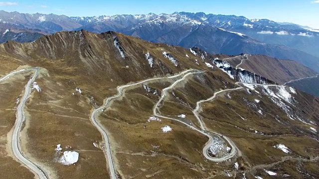冬季山脉蜿蜒道路的空中景观，4k视频下载