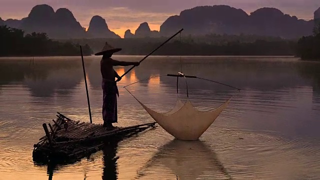渔船上渔网的剪影。泰国视频下载