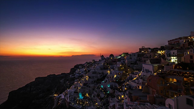 HD Timelapse:希腊圣托里尼岛日落时的伊亚村视频素材