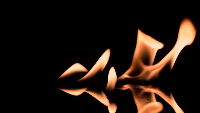 火和火焰燃烧着，在黑色背景的慢镜头中视频素材