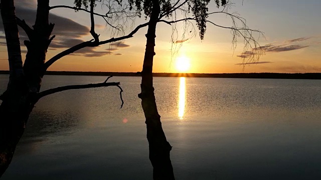 美丽的日落在湖面上，太阳反射在水面上视频下载