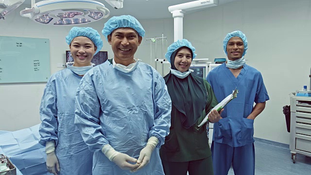 成功的医疗团队在手术室的肖像视频素材