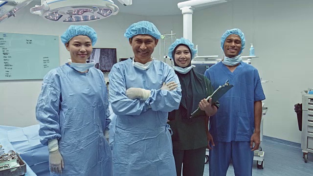 微笑的医疗团队在手术室的肖像视频素材
