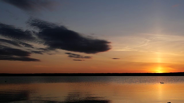 湖面上戏剧性的日落视频下载