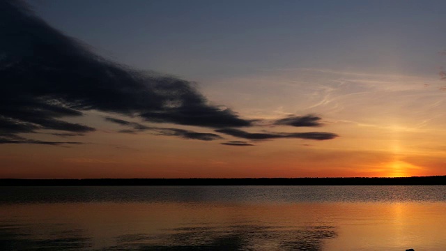 宁静的湖面上金色的落日视频下载