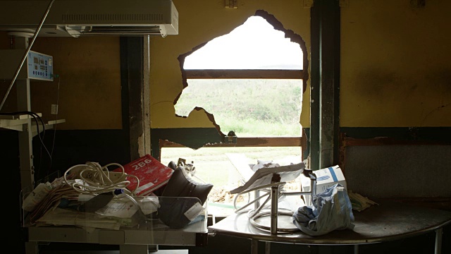 瓦努阿图——2015年3月30日:帕姆飓风过后，医院墙壁上出现了洞视频素材