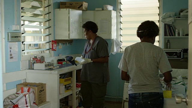 瓦努阿图- 2015年3月30日:医院工作人员进行清洁和准备视频素材