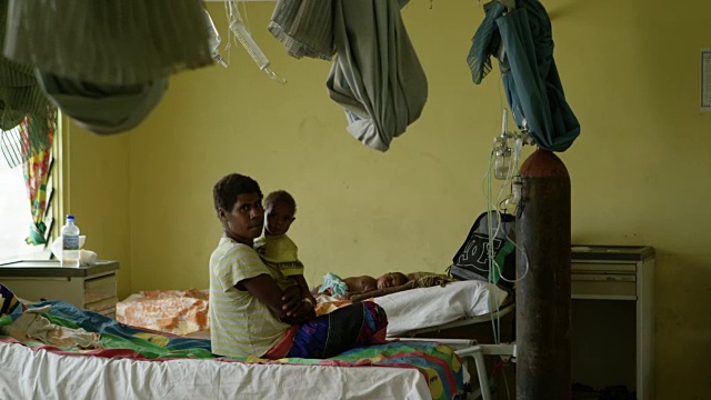 瓦努阿图- 2015年3月30日:医院病房有婴儿的家庭视频素材