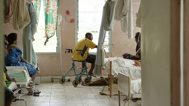 瓦努阿图- 2015年3月30日:男女住院视频下载