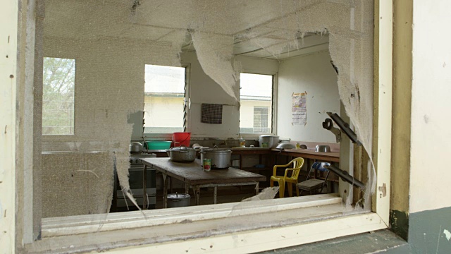 瓦努阿图- 2015年3月30日:帕姆飓风后，从破蚊帐中看到医院厨房视频素材