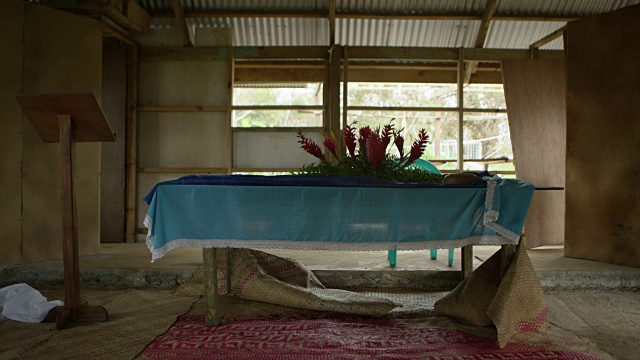 瓦努阿图(2015年3月31日):临时教堂里摆着鲜花的桌子视频下载