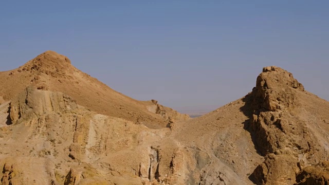 全景阿特拉斯山脉和沙漠山谷在撒哈拉沙漠附近的绿洲切比卡。平移镜头视频素材