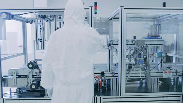 制造实验室的科学家在保护工作服与工业高精度3D打印机械工作。制造制药/技术/工业产品。滑翔,视频素材