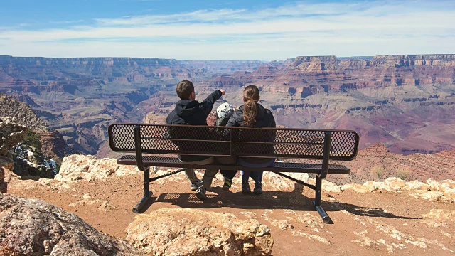 一家人在美国大峡谷国家公园看风景视频素材