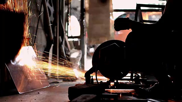 剪影:在工厂和金属工业中工作的焊工。视频下载