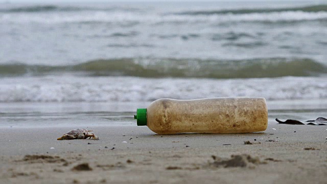 海滩上的脏瓶子视频素材