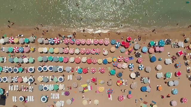鸟瞰爱琴海海滩上的雨伞视频下载