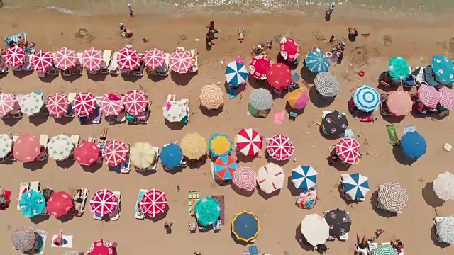 鸟瞰爱琴海海滩上的雨伞视频下载