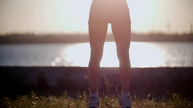 女运动员在日落时跳跃视频下载