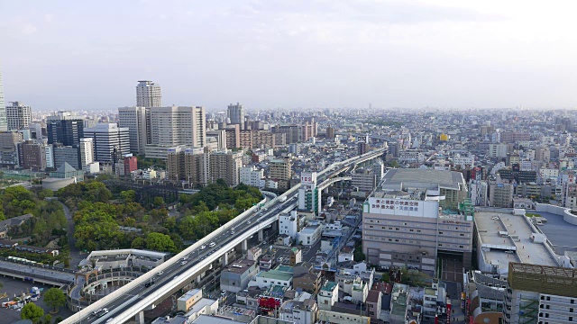 日本大阪高速公路上的汽车交通鸟瞰图视频素材