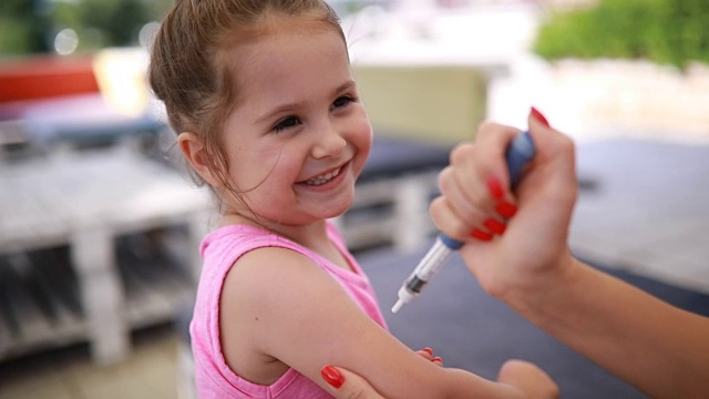 微笑的孩子正在注射胰岛素视频下载