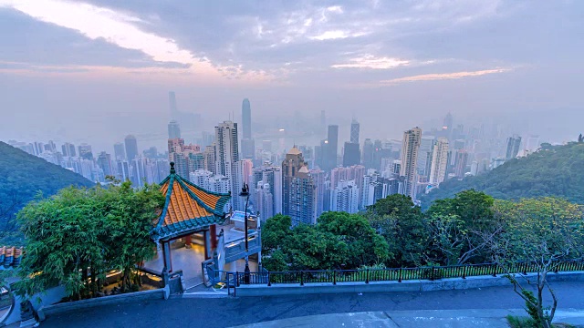 4K，拍摄维多利亚港清晨日出时的香港城市景观视频下载