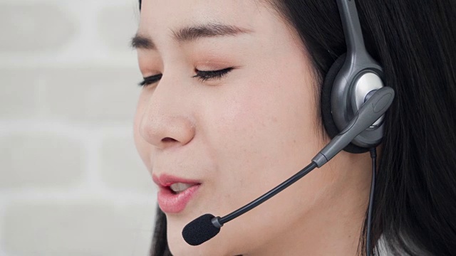 美丽的亚洲女接线员在呼叫中心工作视频素材