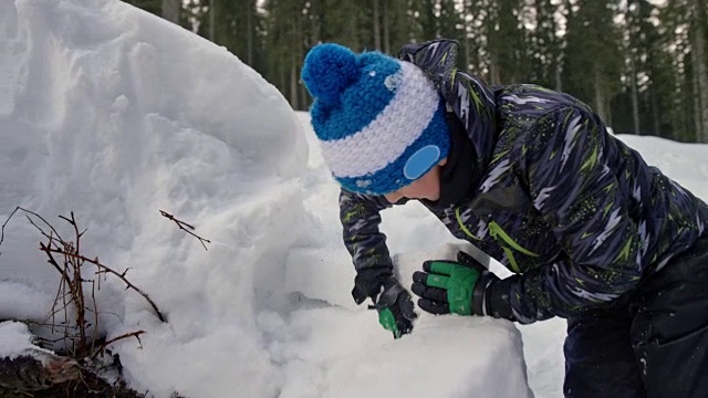 SLO MO男孩在雪中玩耍和微笑视频素材