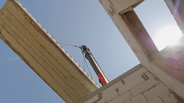 起重机将地板面板安装在一个两层楼的房子里视频下载