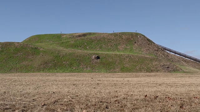 佐治亚州，Etowah美国土著国家公园，一个侧面的土堆A视频下载