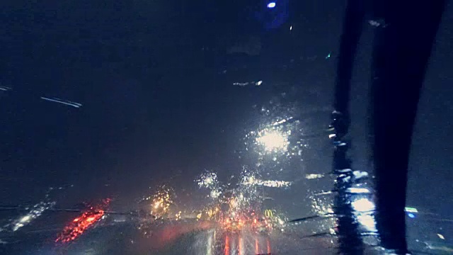 晚上下着大雨在布鲁克林开车视频素材