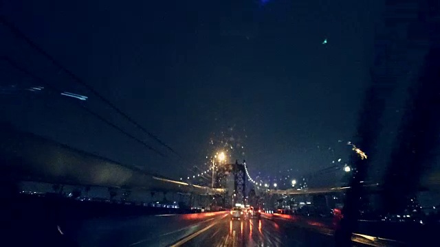 在曼哈顿桥上行驶在大雨的夜晚。视频素材