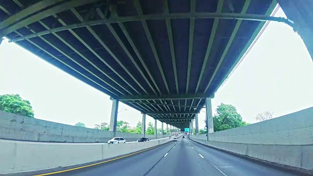 在纽约布鲁克林科修斯科大桥附近的Belt Parkway上行驶视频素材