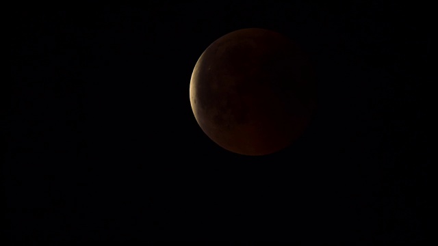 月食时，地球的阴影正在逐渐消失视频下载
