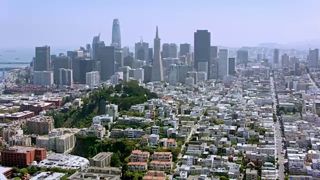 以电报山和旧金山金融区为背景的空中北海滩视频下载