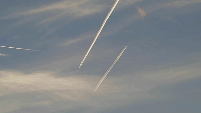 三架飞机带着尾迹在天空中飞行视频下载