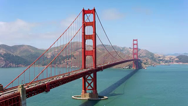 在一个阳光明媚的日子里，美丽的加州旧金山金门大桥视频下载