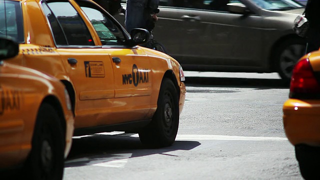 纽约的出租车和无名人士视频素材