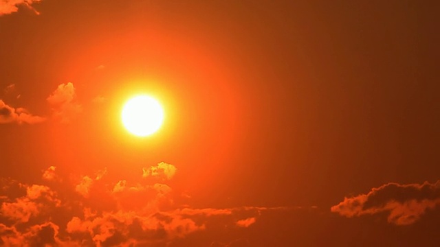 明亮的橙色日落与云彩视频素材