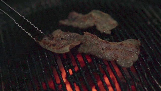 慢动作牛肉和猪肉在一个盘子和烤烧烤酱。烧烤yakiniku自助餐厅。视频素材